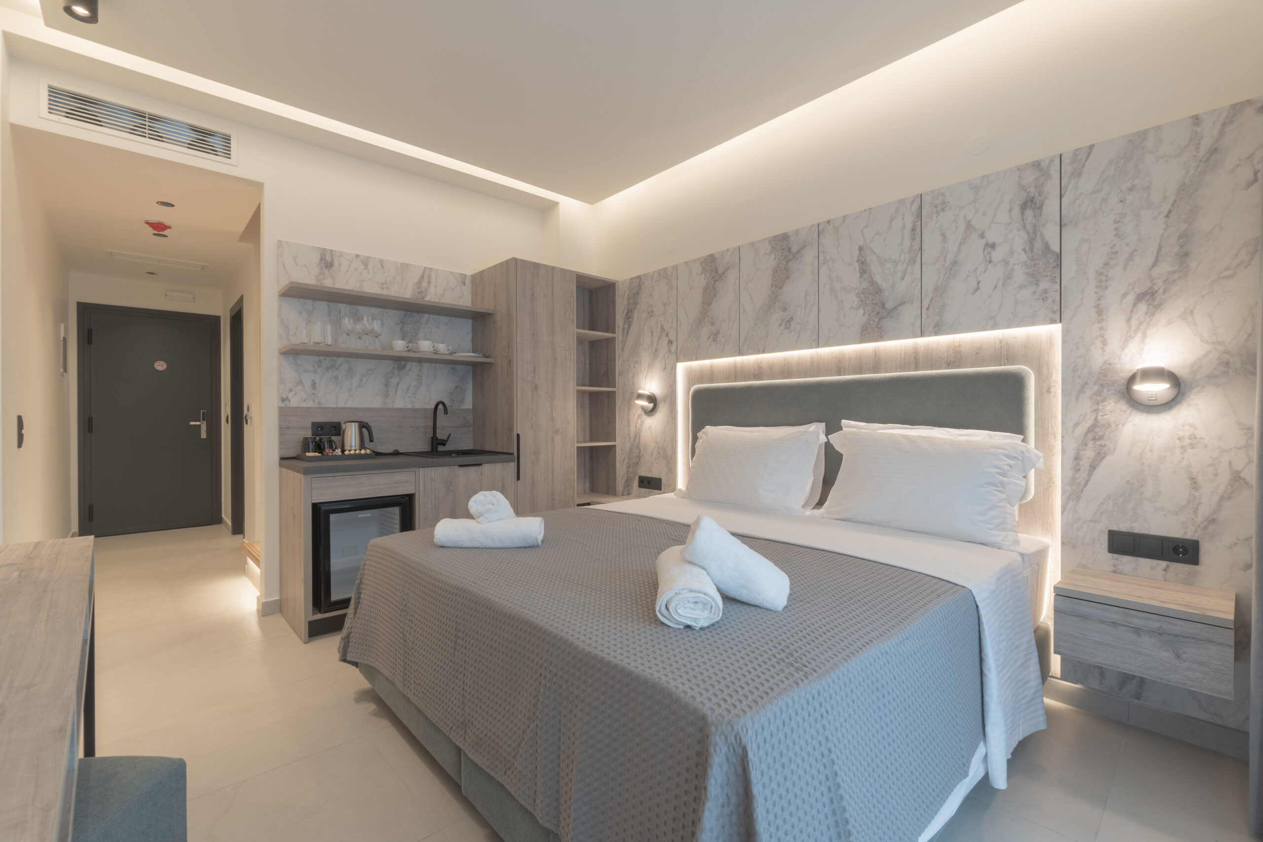 Tiara Holidays - Alora Luxury Suites - Maisonette with pool view soba i kuhinja